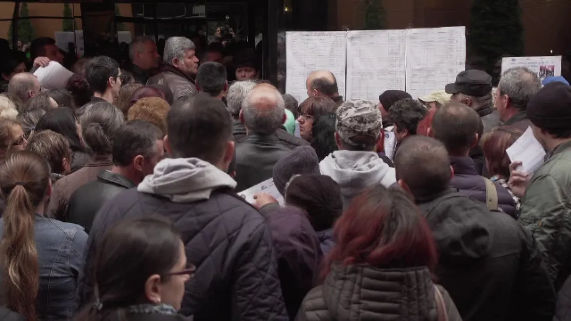 Guvernul Bolojan impune reguli mai stricte pentru acordarea ajutorului social. Românii riscă să rămână fără banii acordaţi de stat