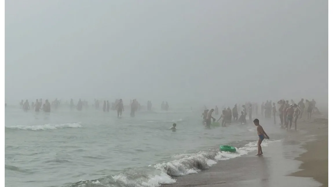 Perdea de ceață pe litoralul românesc. Imagini spectaculoase surprinse pe plajele din Mamaia și Vama Veche
