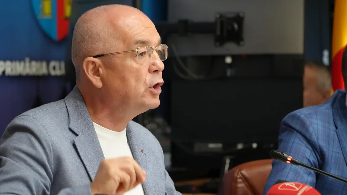 Tupeul lui Emil Boc după ce acordă sute de sporuri angajaţilor Primăriei, în timp ce românilor li se taie din salarii: 