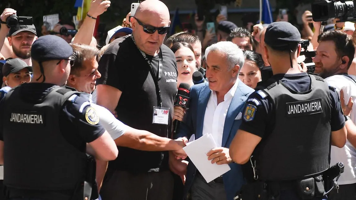 Călin Georgescu a ajuns din nou în fața polițiștilor, pentru controlul judiciar. Autografe pentru fani și un nou discurs anti-UE