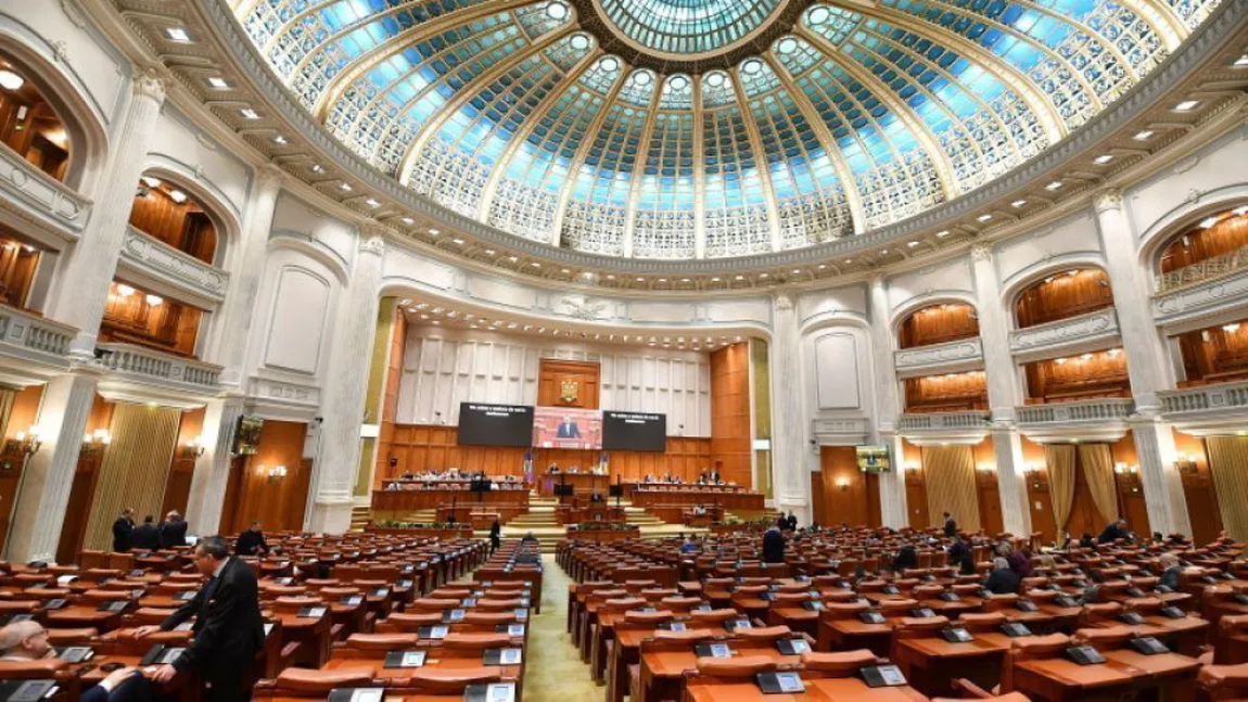 Moțiunea de cenzură împotriva Guvernului Bolojan, citită în Parlament - ”Afară cu Guvernul ipocrit”