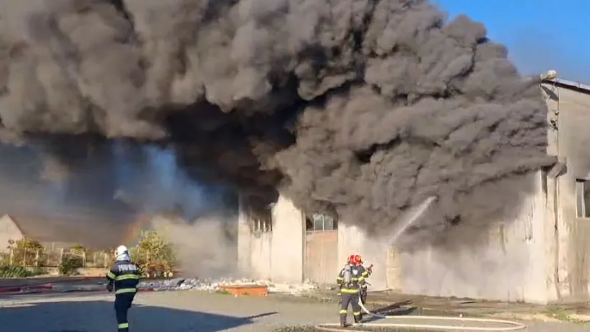 Incendiu de proporţii la o hală de reciclare. Fumul se vedea de la 20 de kilometri, a fost emis Ro Alert