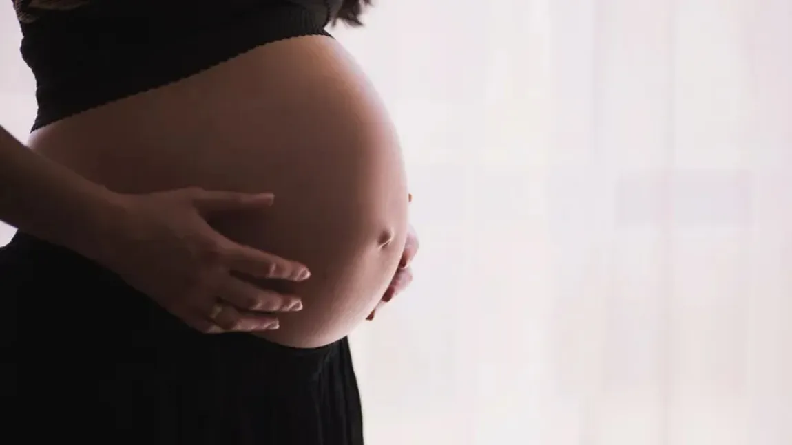 2.000 de lei de la stat pentru femeile însărcinate, după ce li s-a impus CASS pentru concediul de creștere a copilului. Cum pot intra în posesia banilor