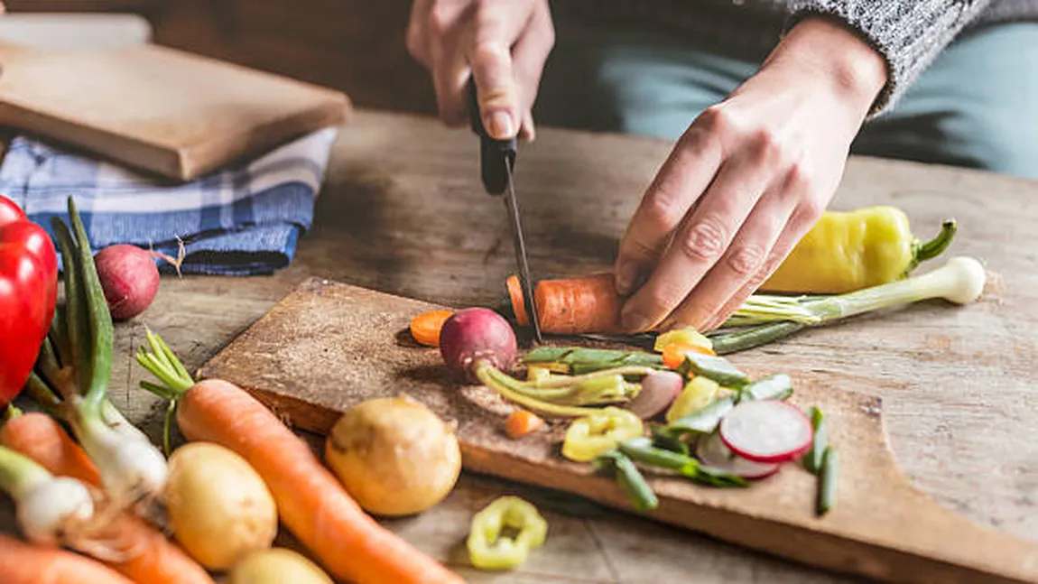 Nu mai curăța coaja legumelor! Vezi sfaturile unui chef Michelin