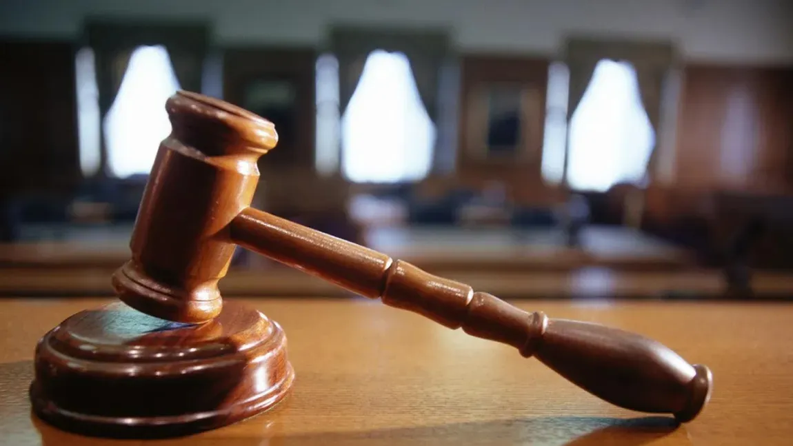 Magistrații cu pensie specială care locuiesc în centrul Bucureștiului și plătesc chirie 60 de lei în locuințe de serviciu ale Ministerului Justiției. Încă au apartament, deși este interzis de lege
