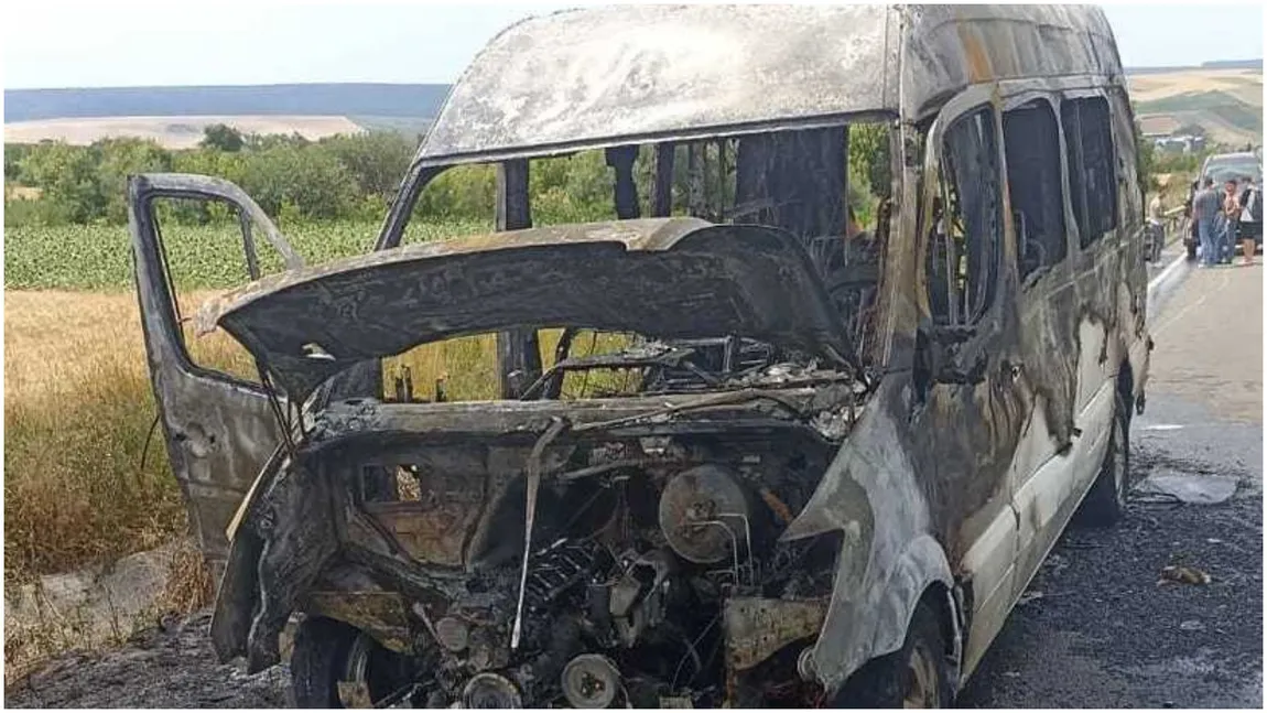 Un microbuz cu pasageri a luat foc în Botoșani! Călătorii au coborât imediat din mașină