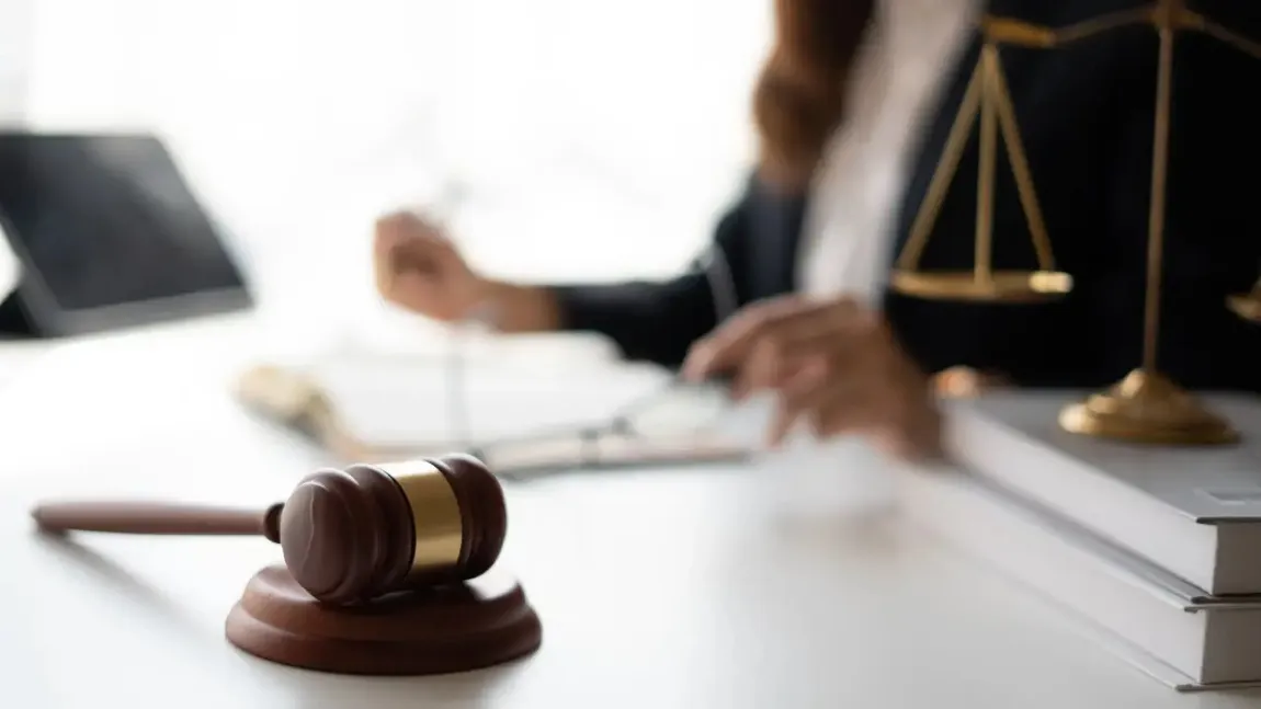 Doi iubiți din Iași, obligați de judecători să stea în aceeași casă, dar să nu se apropie unul de celălalt, deși exista un ordin de protecție