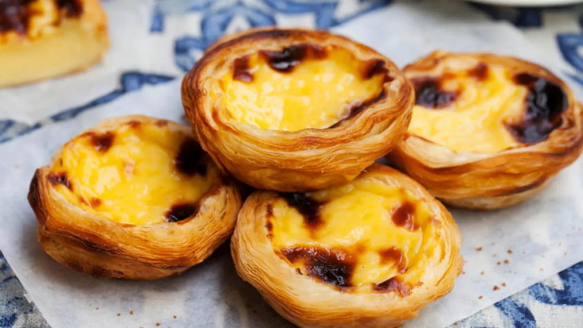 Cum se prepară Pasteis de Nata, cea mai apreciată prăjitură din Portugalia. Rețete are o vechime de 300 de ani și a fost creată de călugări