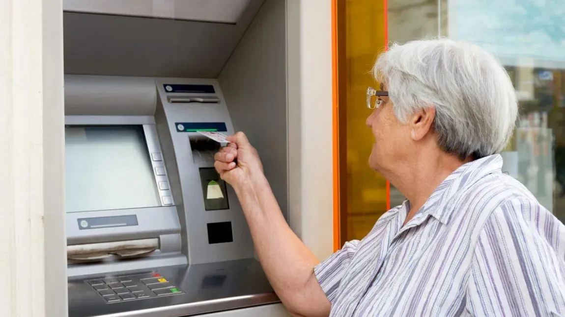 Penurie de bancomate la sat. Bătrânii preferă să își țină banii cash, pentru că „ce-i în mână nu-i minciună”