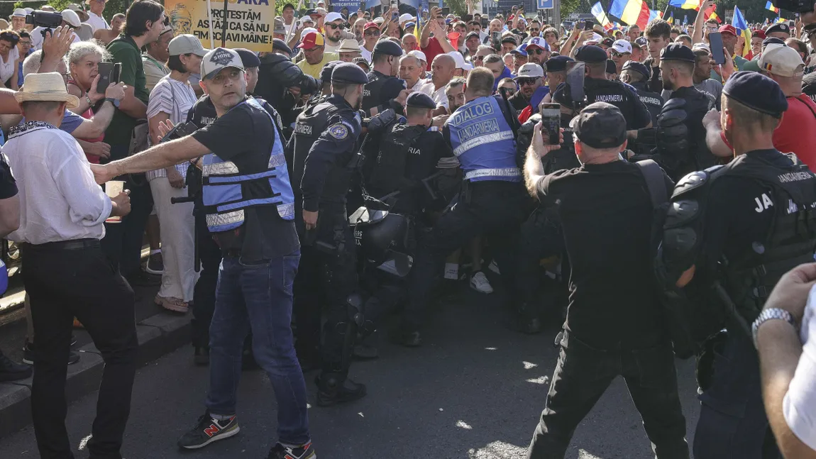 Amenzi uriașe și dosare penale după protestul violent din fața Guvernului. Patru persoane au fost reținute, printre care șoferul de TIR care a blocat A1 și s-a urcat pe camion