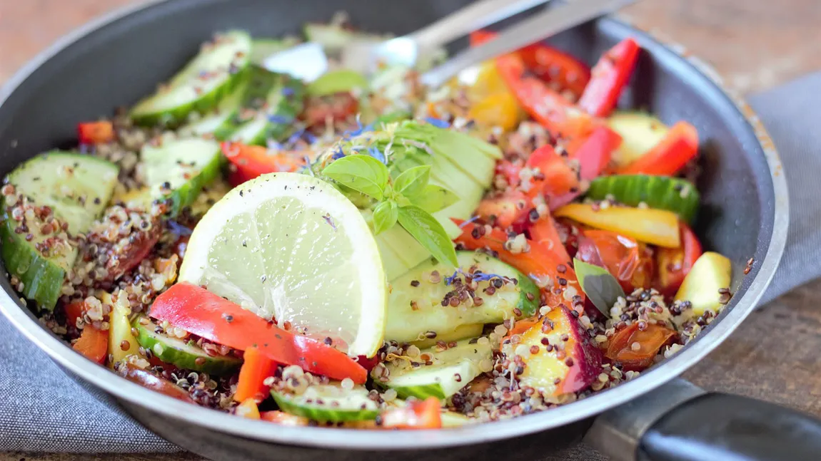 Salată grecească cu quinoa și legume. Rețeta perfectă pentru zilele caniculare