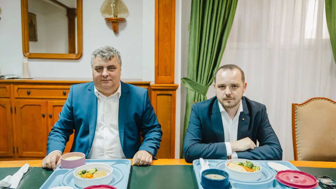 Meniu cu file de somon, garnitură de broccoli și baby morcov, pe masa ministrului Sănătății la spitalul din Târgu Mureș. Alexandru Rogobete: Nu mi-a venit să cred că există spitale în România care își tratează pacienții atât de bine