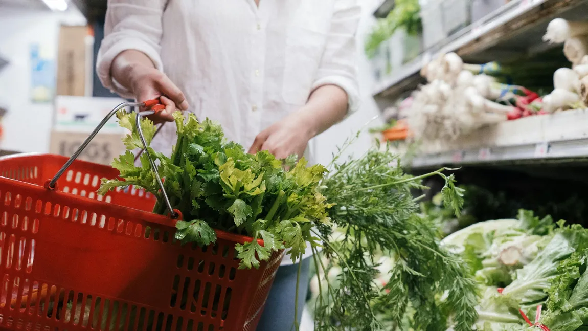 Ce pun românii în coșul de la supermarket. Preferințe diferite de la o zonă la alta, însă o legumă este aproape nelipsită