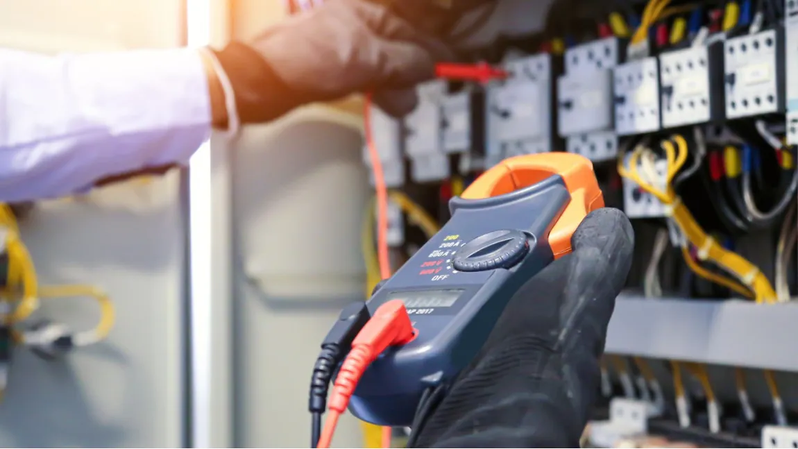 Verificări ale ANRE la toţi furnizorii de energie pentru a vedea dacă românii îşi primesc compensaţiile cuvenite. Ce despăgubiri ar trebui să primească clienţii şi în ce circumstanţe