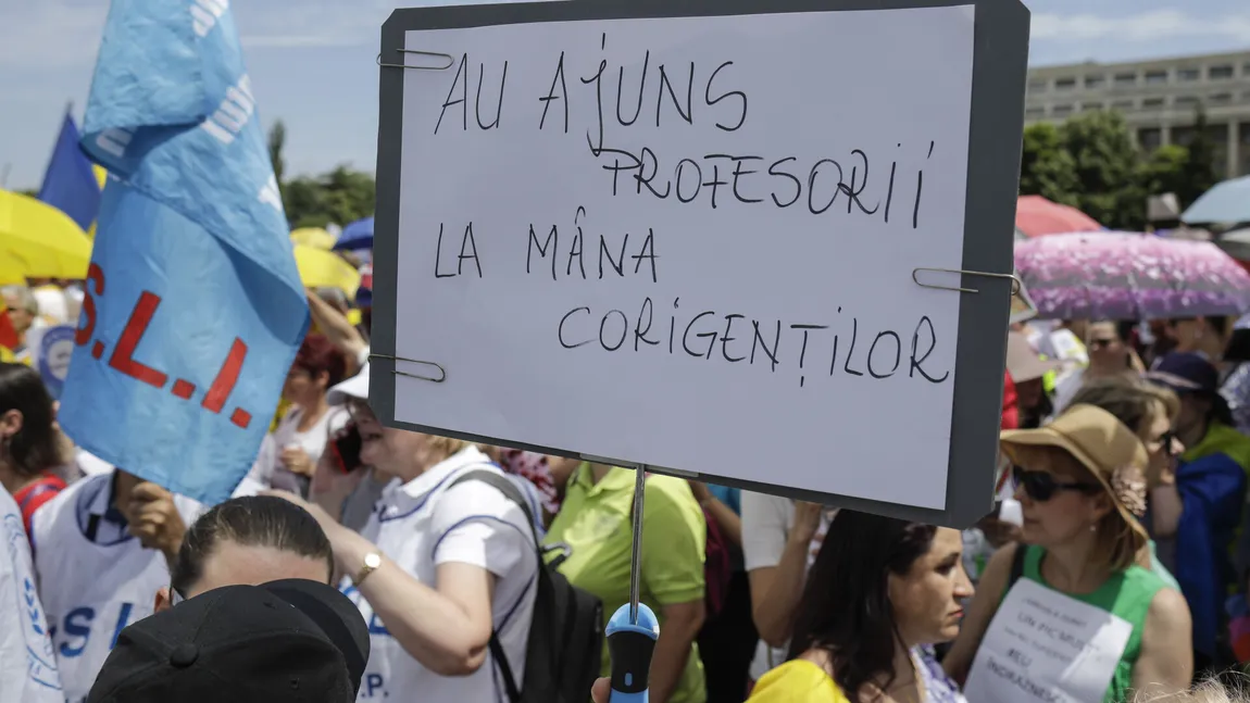 Haos în învăţământ, profesorii continuă protestele şi ameninţă cu boicotarea începutului de an şcolar. Ministrul David, întâlnire de urgenţă cu premierul Bolojan