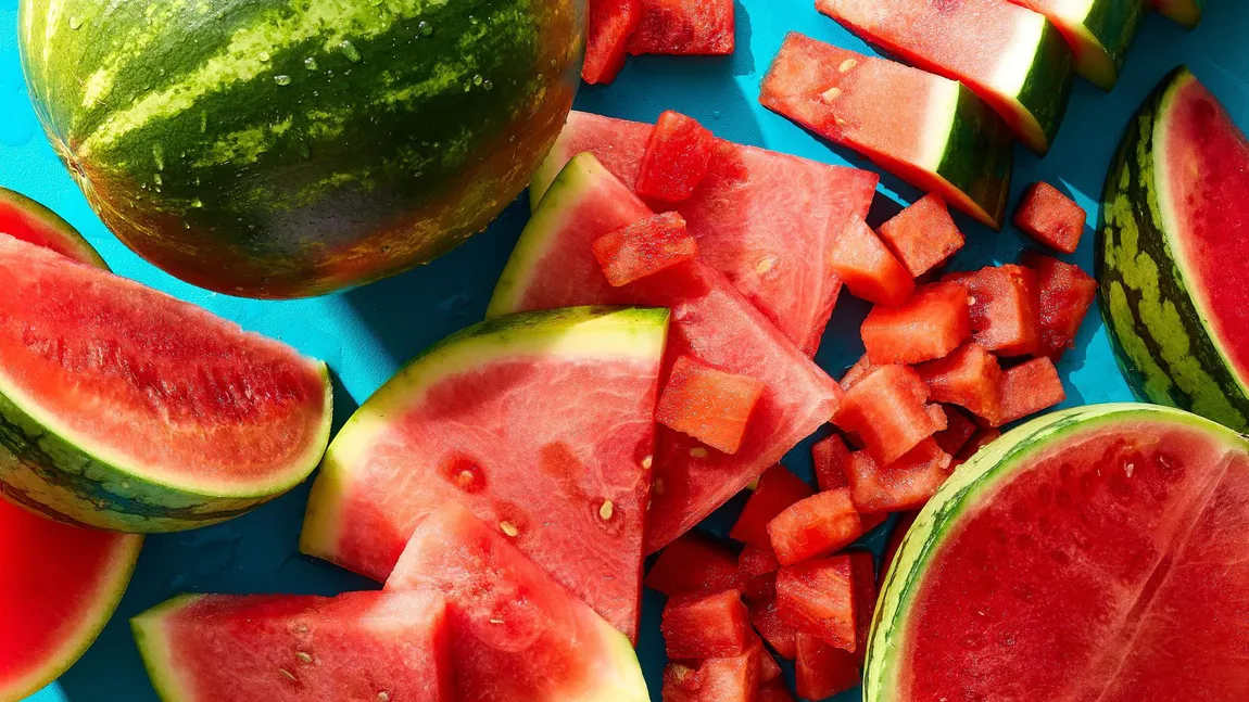 Pepenele roșu este o sursă importantă de nutrienți, însă trebuie consumat cu moderație. Câte felii poți mânca fără să te îngrași?
