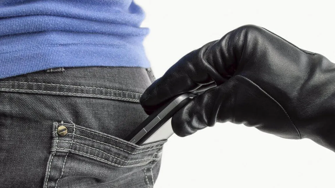 Ți-a fost furat telefonul? Fii fără grijă, o să ți se fure banii în curând. Un bărbat a făcut profit de 269.948 lei după ce a furat un telefon dintr-un mall