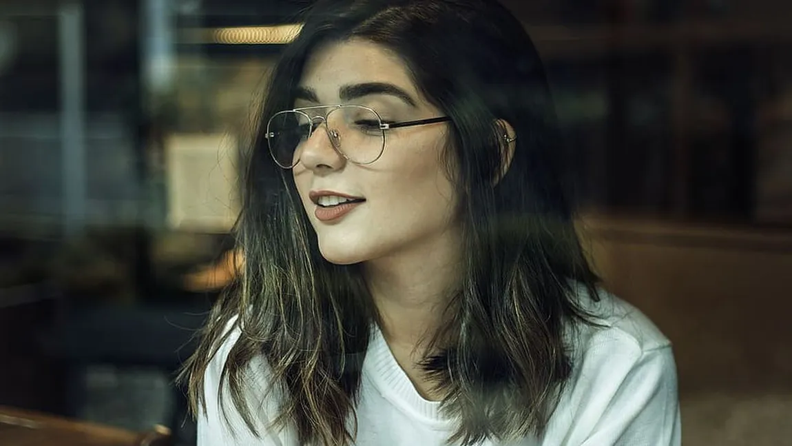 Cum îți dai seama că o persoană apropiată și-a pus aparat dentar invizibil?
