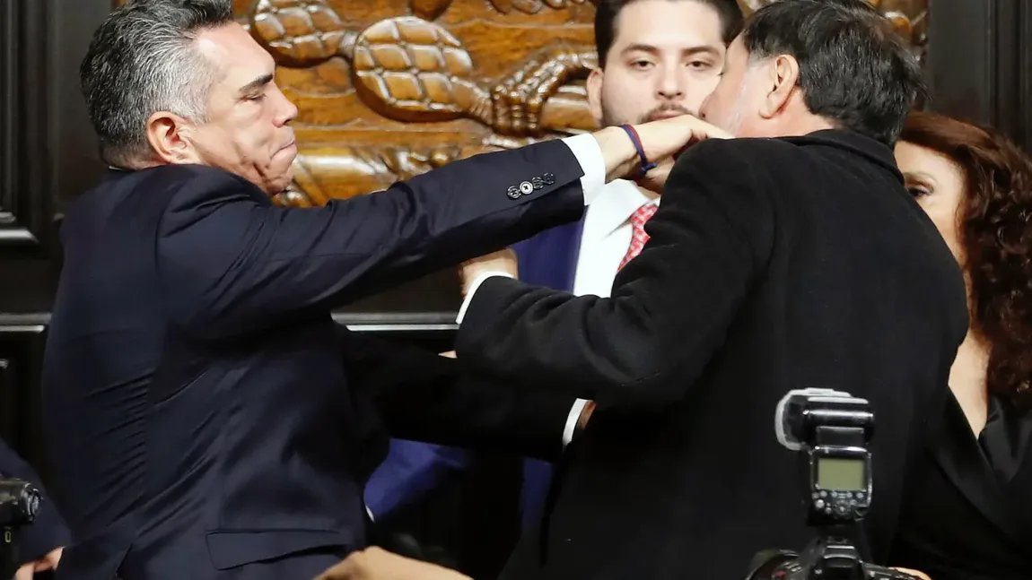 Bătaie cu pumni și picioare în parlament! Au cedat presiunii politice, așa ceva este ireal!