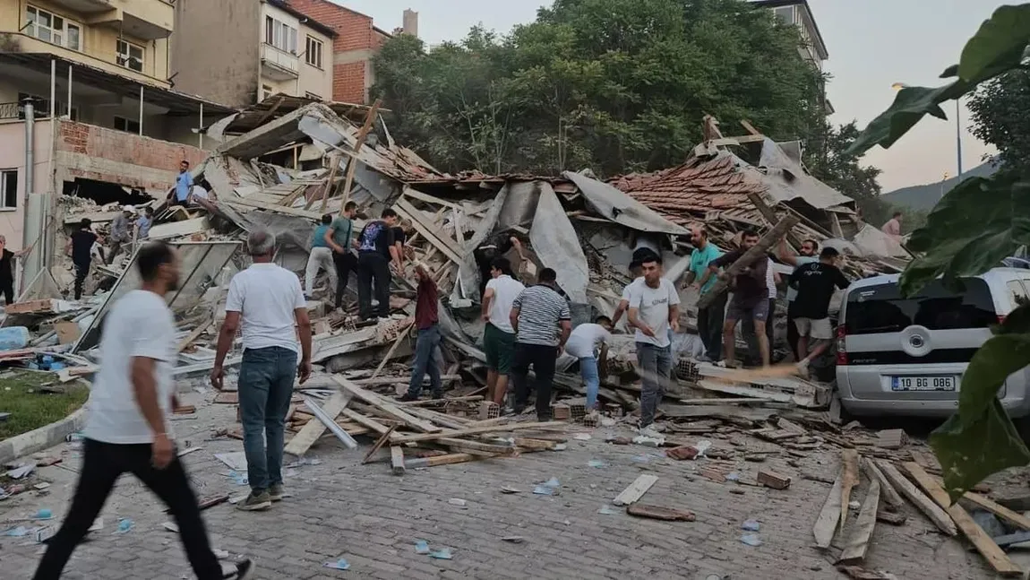 Cutremur puternic în Turcia, mai multe case s-au prăbuşit, cel puţin un mort VIDEO