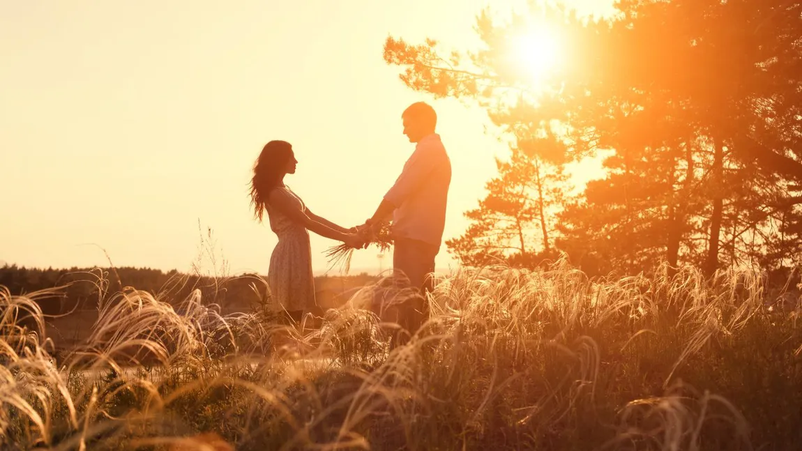 Horoscop dragoste. Astrologii spun că aceste 4 ZODII vor avea cea mai romantică toamnă 
