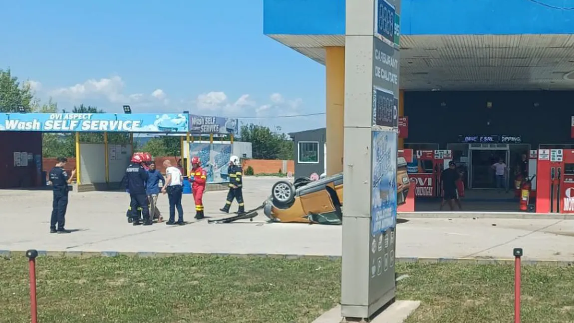 VIDEO Accident grav în Bihor, maşina s-a răsturnat în benzinărie şi a luat foc la mai puţin de un metru de pompele de carburant