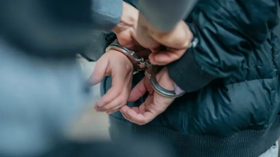 Un profesor de religie din București a fost reținut după ce a violat și bătut o fată de 14 ani pe parcursul mai multor luni