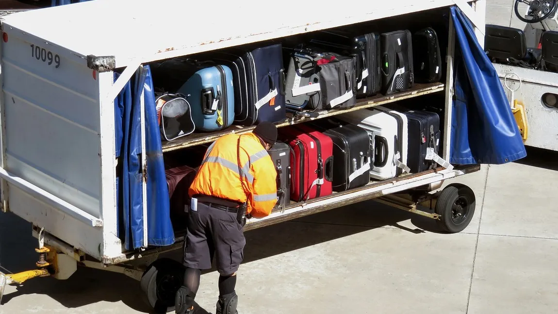 Ministrul Transporturilor cere inspecţii la companiile de handling: Toleranţă zero faţă de firmele care manipulează bagajele în aeroporturi!