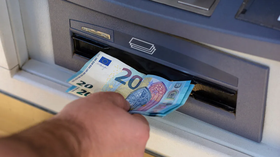 Ce trebuie să faci dacă găseşti bani uitaţi într-un bancomat. Ce sumă maximă poţi opri