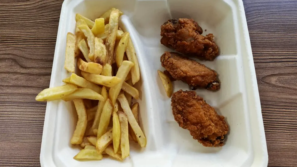 FOTO Prețuri de Riviera Franceză la Căciulata. Un român a fost șocat de nota de plată pentru trei jumătăți de aripioare de pui, cartofi prăjiți și un pilaf de orez
