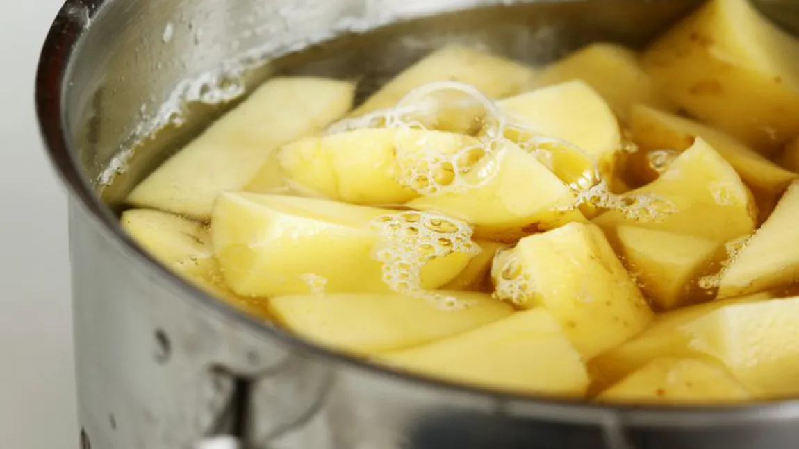 În ce trebuie să fierbi cartofii, pentru un piure cremos și delicios. Trucul dezvăluit de gospodine