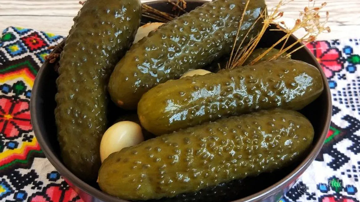 Rețetă de castraveți murați din cărțile vechi de bucate. Cât oțet se adaugă pe kilogram