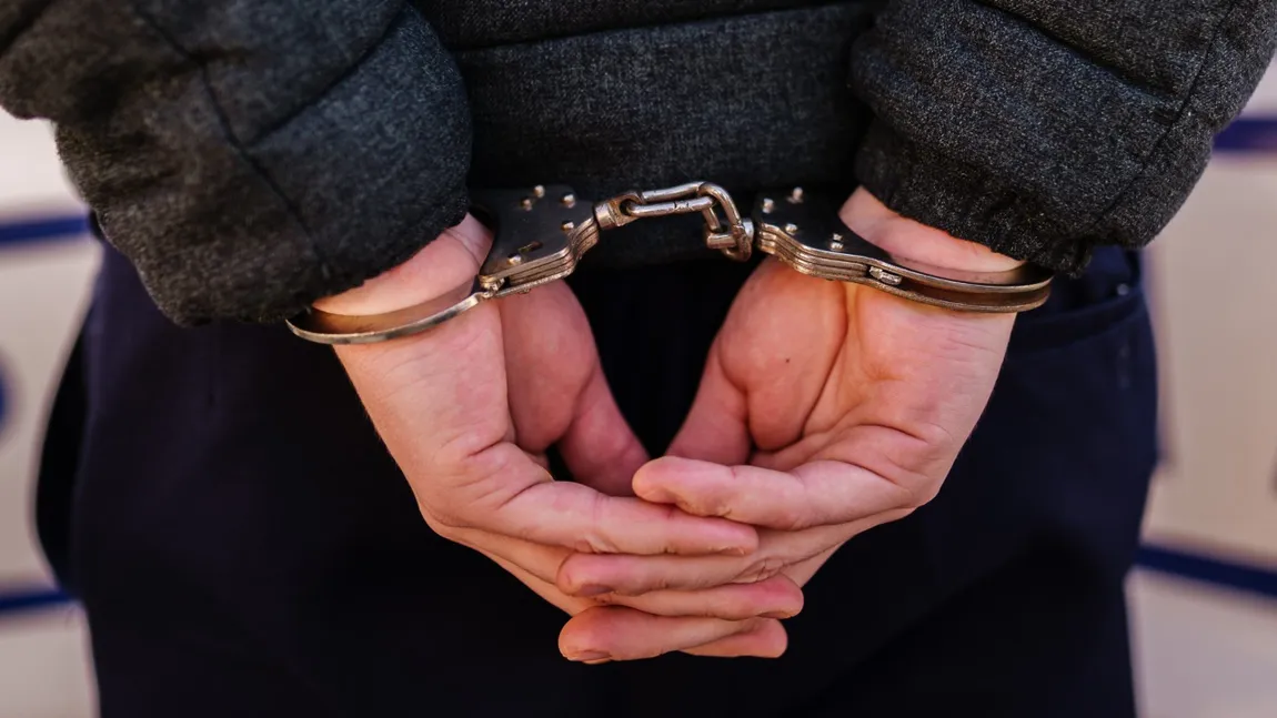 Un interlop extrem de periculos, care a tăiat cu sabia un polițist, a fost prins în Norvegia și adus în țară. Cât va sta la închisoare