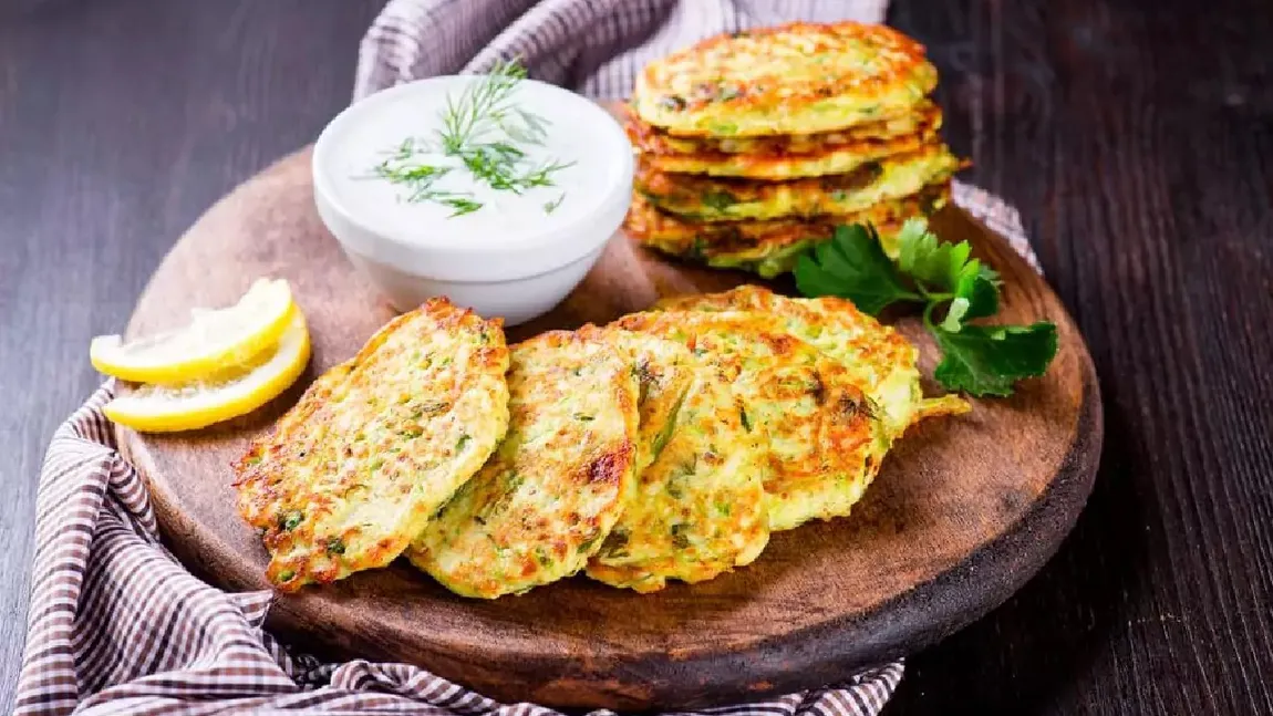 Chiftele de dovlecei ca în Grecia. Rețeta delicioasă care îți dă poftă de viață
