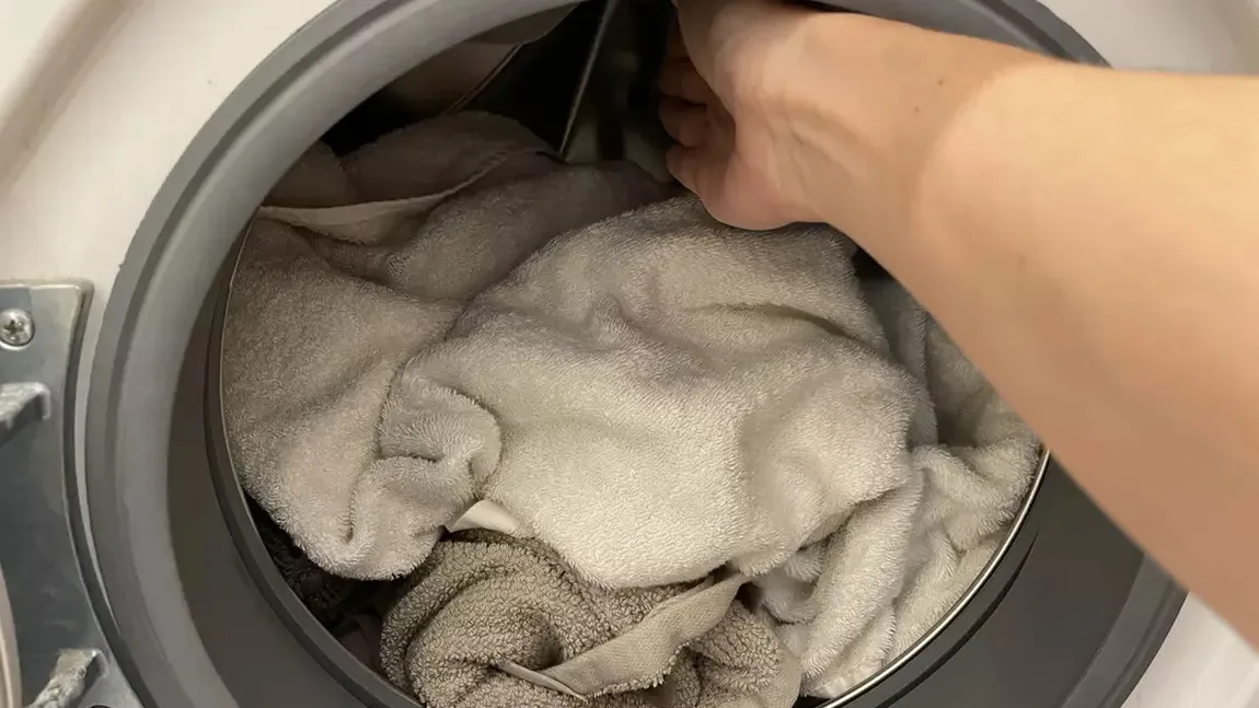 Câte haine este recomandat să bagi în cuva mașinii de spălat. Supraîncărcarea cuvei scurtează viața mașinii