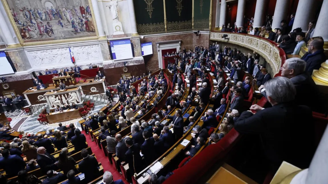 Guvernul ar putea pica luna viitoare. Moţiunea de cenzură se votează pe 8 septembrie