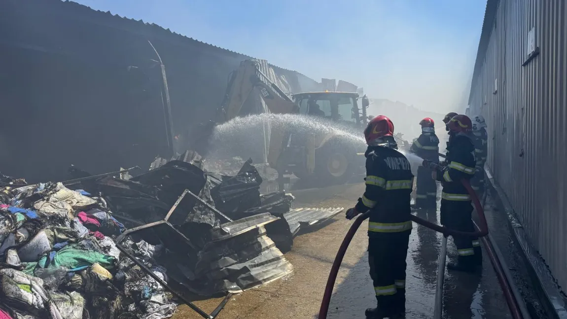 Poluare masivă în Bucureşti, după incendiul de la Dragonul Roşu. Garda de Mediu anunță depăşire de patru ori a valorii maxim admise