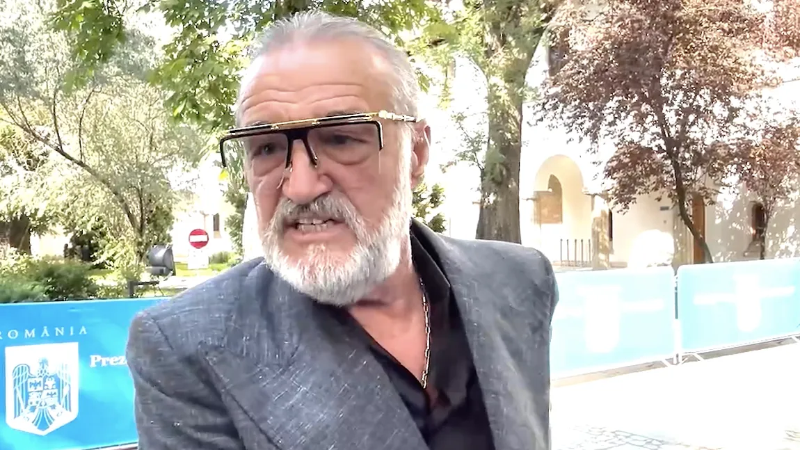 Gigi Becali, omagiu la catafalcul lui Ion Iliescu. 