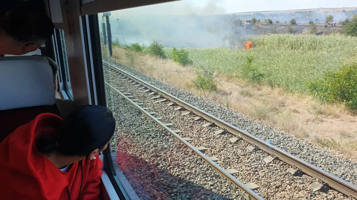 Trafic feroviar blocat pe ruta București - Constanța și retur din cauza unui incendiu de vegetaţie