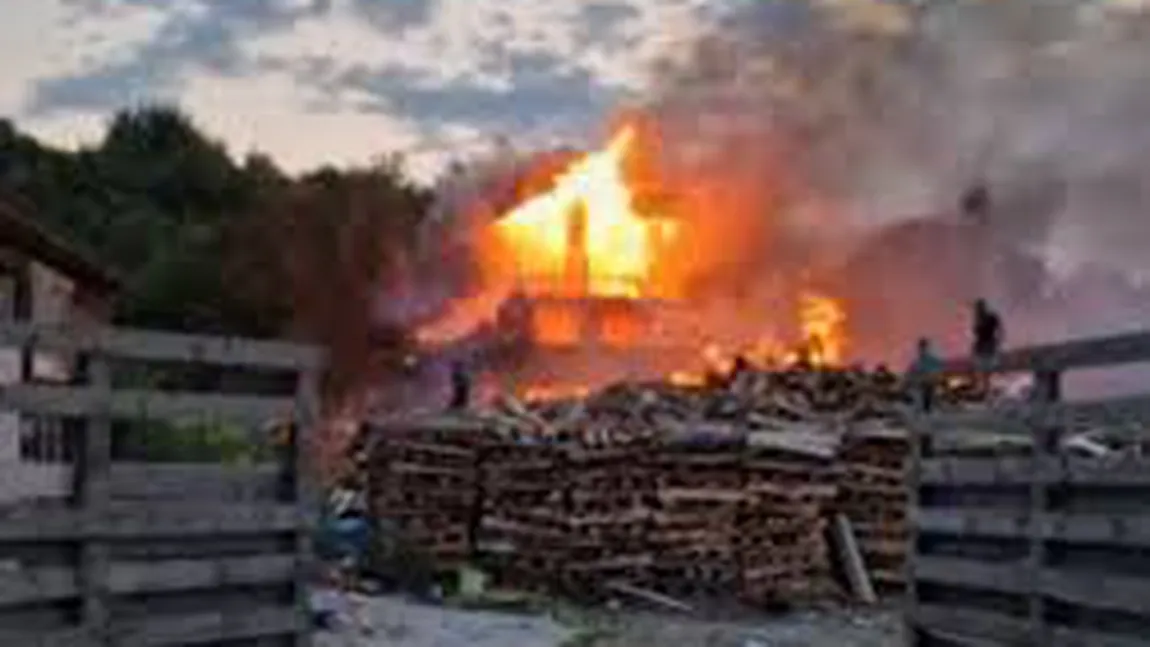 VIDEO Incendiu devastator în Râșnov. Un grajd a fost înghițit de flăcări, iar riscul de extindere este major