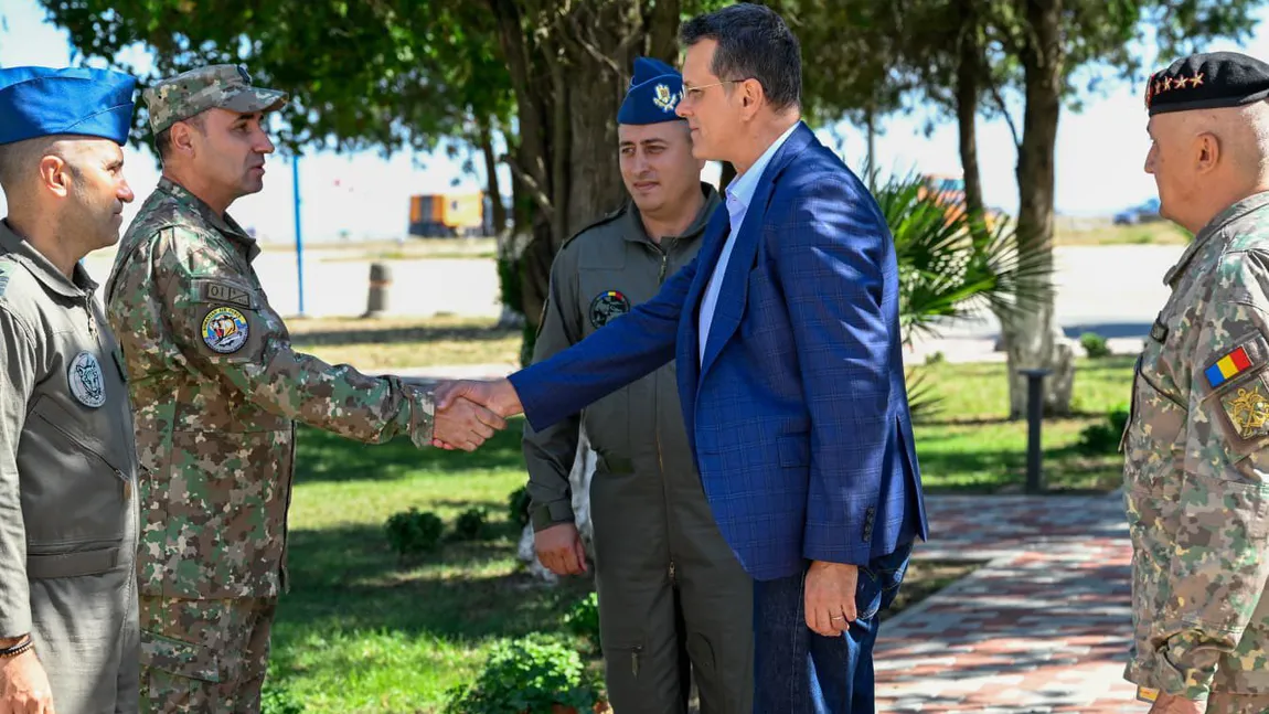 În plină austeritate, ministrul Apărării anunță că Armata Română cumpără nave noi, elicoptere și sisteme de rachete