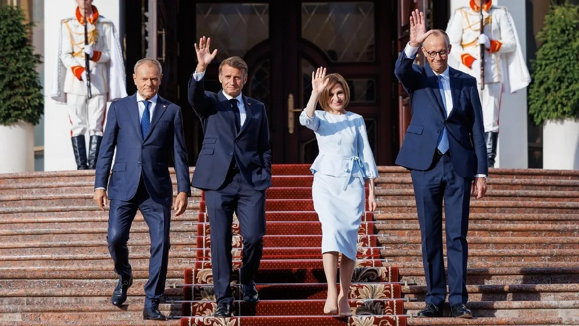 VIDEO Emmanuel Macron, hotărât să o impresioneze pe Maia Sandu, a susţinut un discurs de mai multe minute în limba română: 