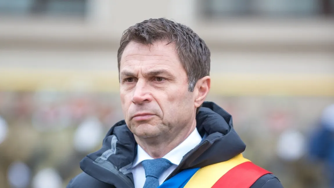 Primarul din Mangalia, care a fost prins că a luat 645.000 de euro șpagă, rămâne în libertate sub măsura controlului judiciar. A primit mita în apartamente și haine de lux, dar și cash. Denunțătorii îl numesc „mafia supremă” sau „Dumnezeu de Mangalia”