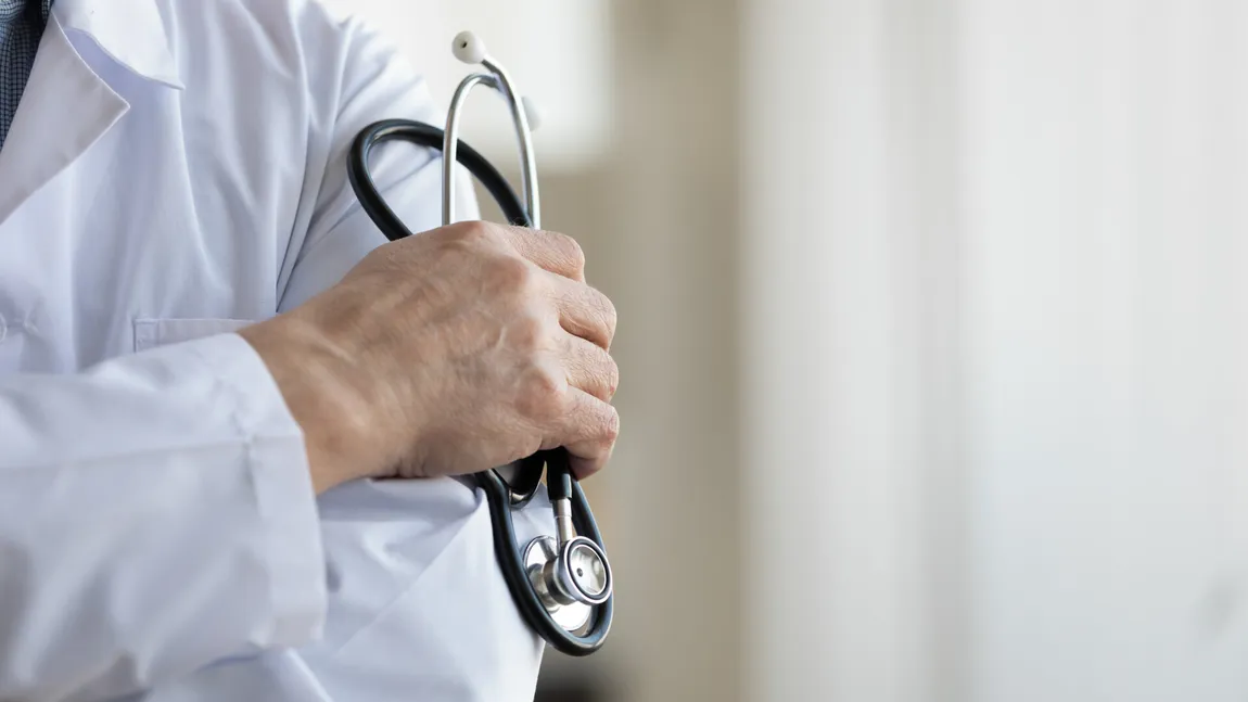 Cât trebuie să plătească românii neasigurați pentru o vizită la medic, de la 1 august. O zi de spitalizare costă mai mult decât pensia medie