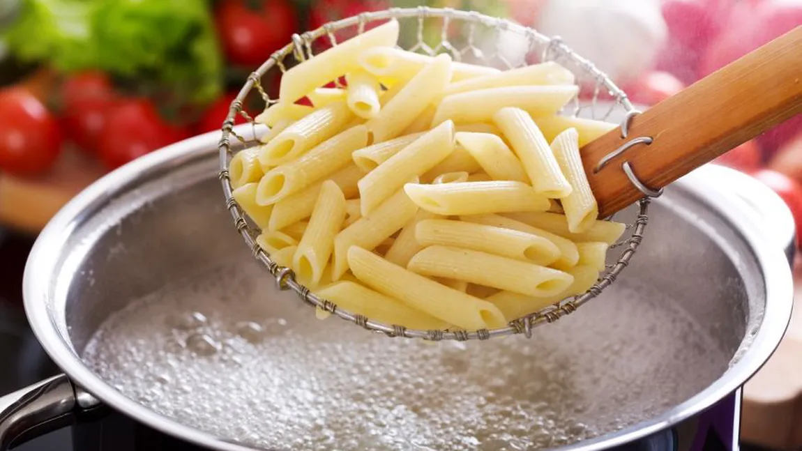 Apa de la paste nu se aruncă. Iată de ce bucătarii o numesc „aur lichid”