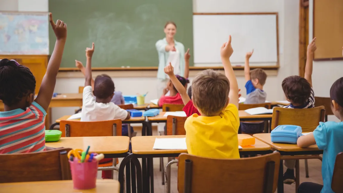 Profesorii protestează împotriva măsurilor Guvernului Bolojan, dar îşi păstrează un drept salarial. Angajaţii din Educaţie încasează în continuare bonusul de 800 de lei