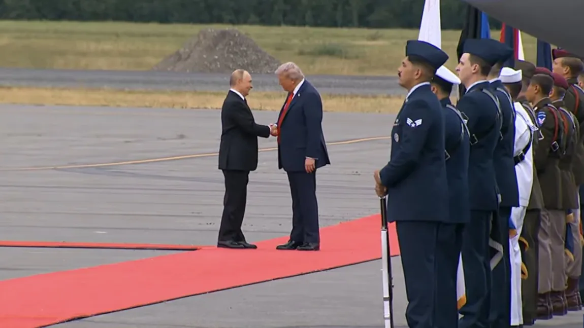 Gestul făcut de Trump când l-a văzut pe Putin pe covorul roșu. Imaginile pe care toată planeta le-a văzut