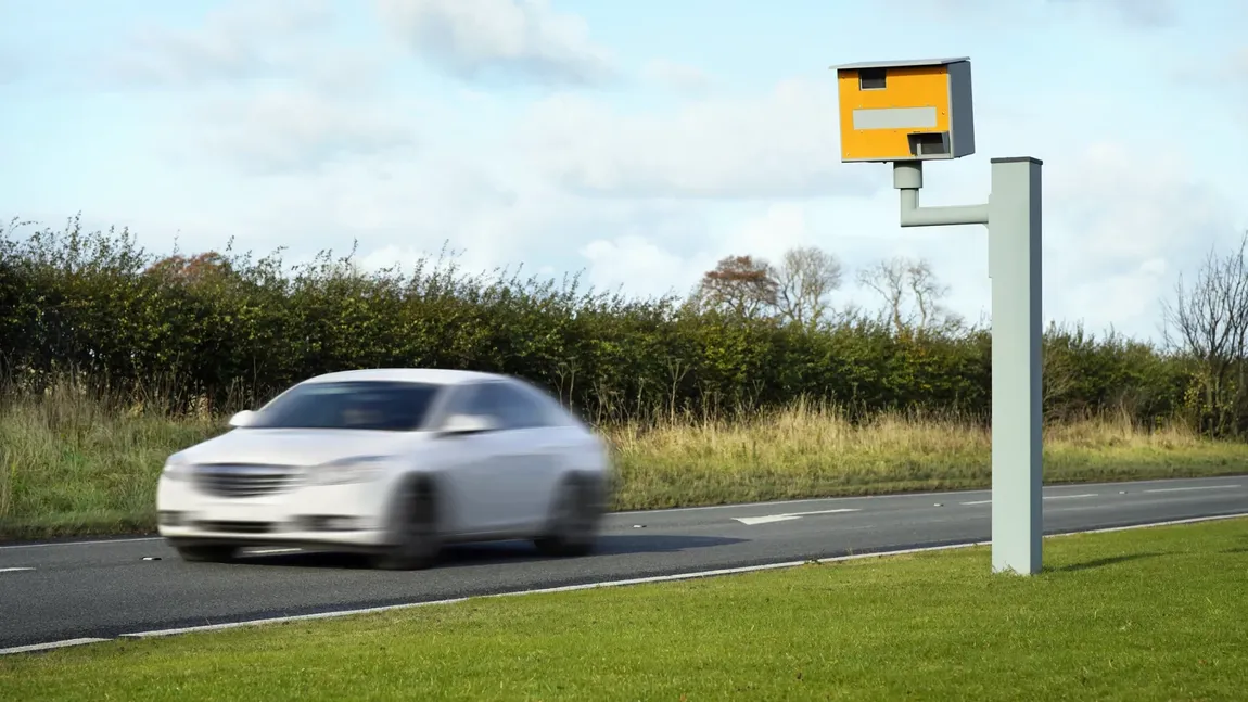 Amendă record pentru un şofer care a depăşit limita legală de viteză cu 27 km/h. Bărbatul a fost sancţionat cu echivalentul a peste 100.000 de dolari