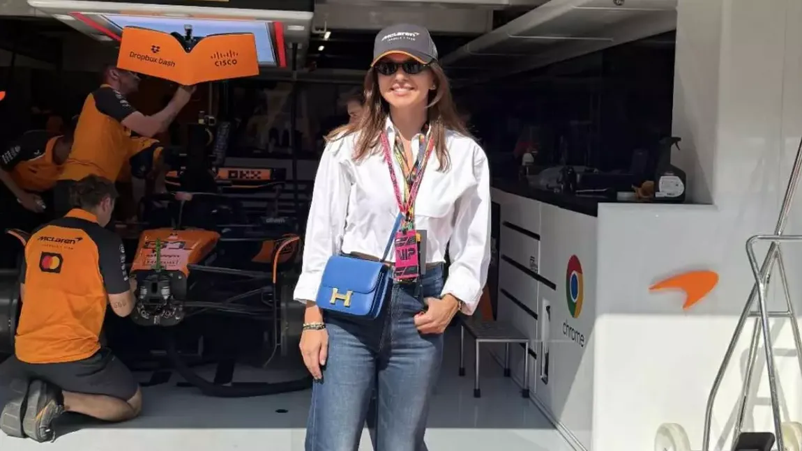 Alături de cine a fost surprinsă Simona Halep la cursa de Formula 1 de la Budapesta. A mers cu avion privat şi a afişat o geantă Hermes de 11.000 de euro
