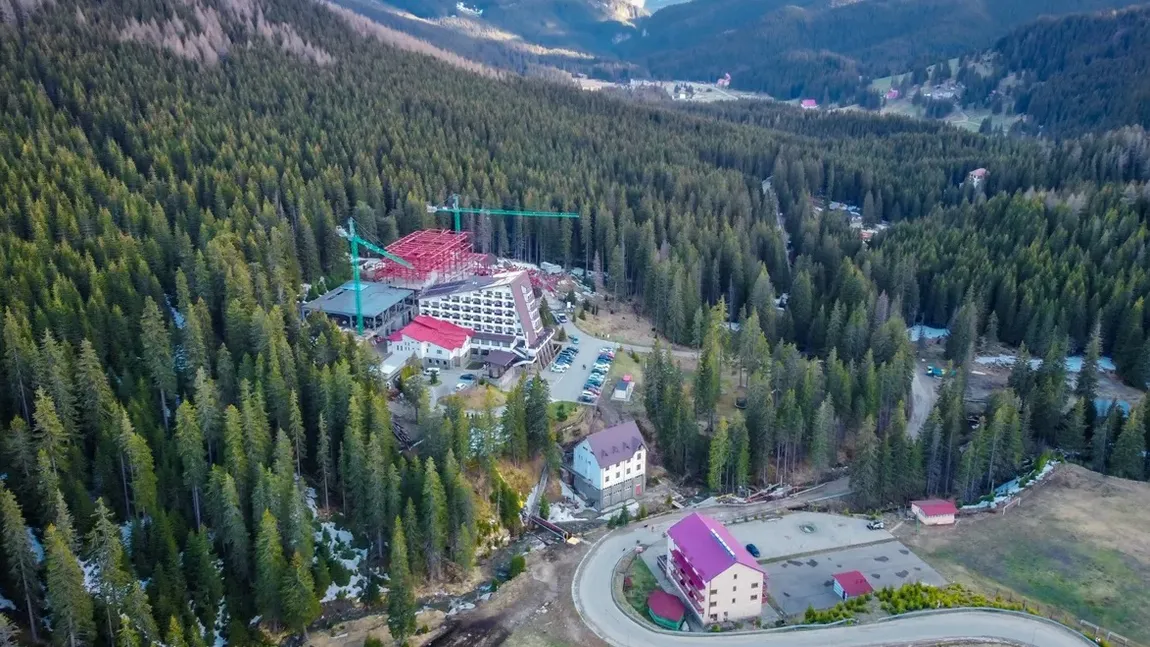 Singura stațiune din România care se află într-un parc natural. În acest loc, te bucuri de priveliști spectaculoase, care îți taie respirația
